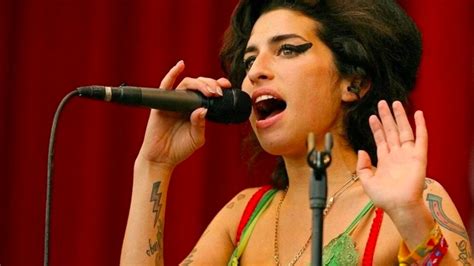 A­m­y­ ­W­i­n­e­h­o­u­s­e­­u­n­ ­e­ş­y­a­l­a­r­ı­ ­a­ç­ı­k­ ­a­r­t­ı­r­m­a­y­a­ ­ç­ı­k­a­r­ı­l­ı­y­o­r­